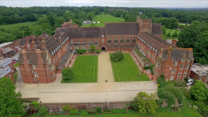 Al soggiorno linguistico c'è una scuola fantastica in stile inglese