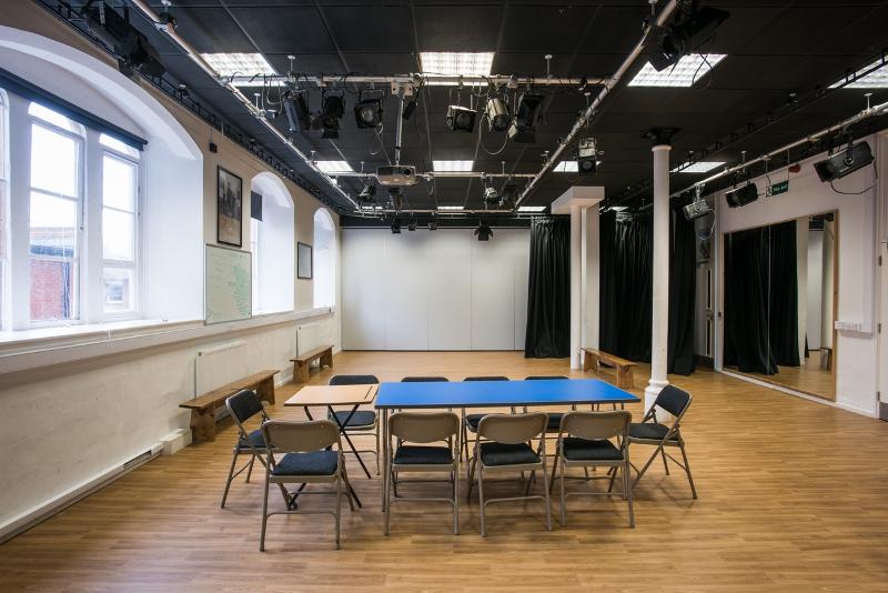 Al soggiorno linguistico c'è una sala con un tavolo e dei proiettori 