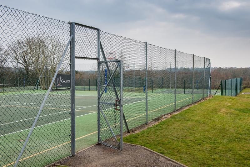 Al soggiorno linguistico ci sono anche campi da tennis