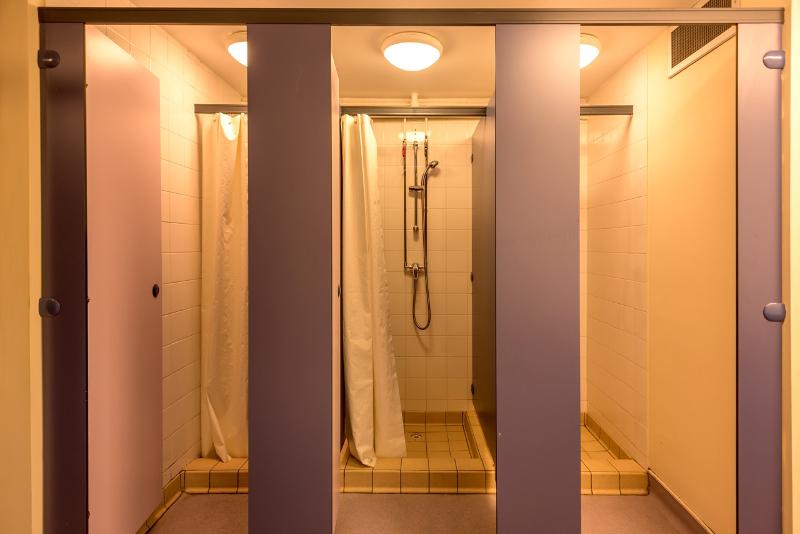 Al soggiorno linguistico ci sono bagni con docce e tutto ciò di cui hai bisogno