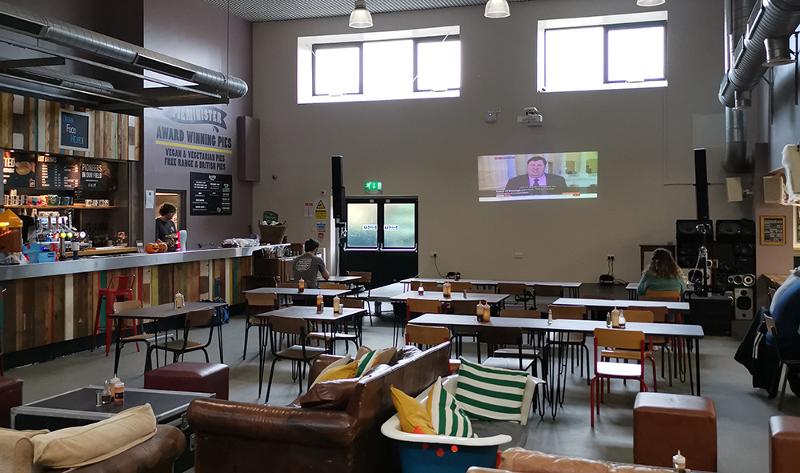 Al soggiorno linguistico c'è una sala svago con un bar e dei divani 