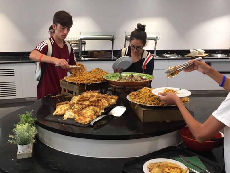 Al soggiorno linguistico ci sono dei ragazzi che si stanno servendo al buffet 