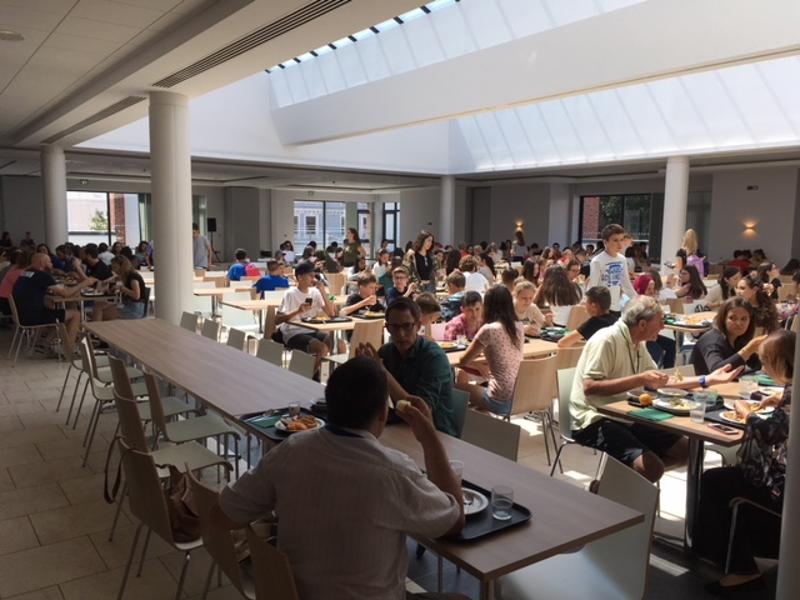 Al soggiorno linguistico c'è una sala da pranzo molto ampia e luminosa