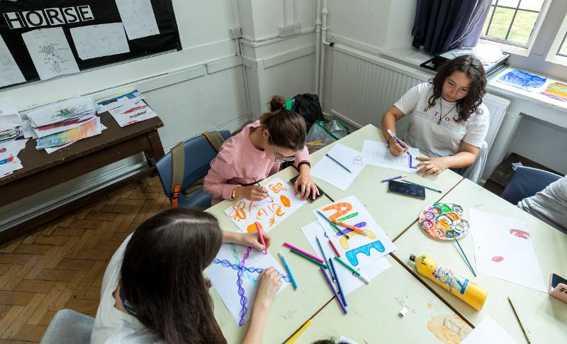 Al soggiorno linguistico in classe si fanno delle attività insieme ai tuoi compagni