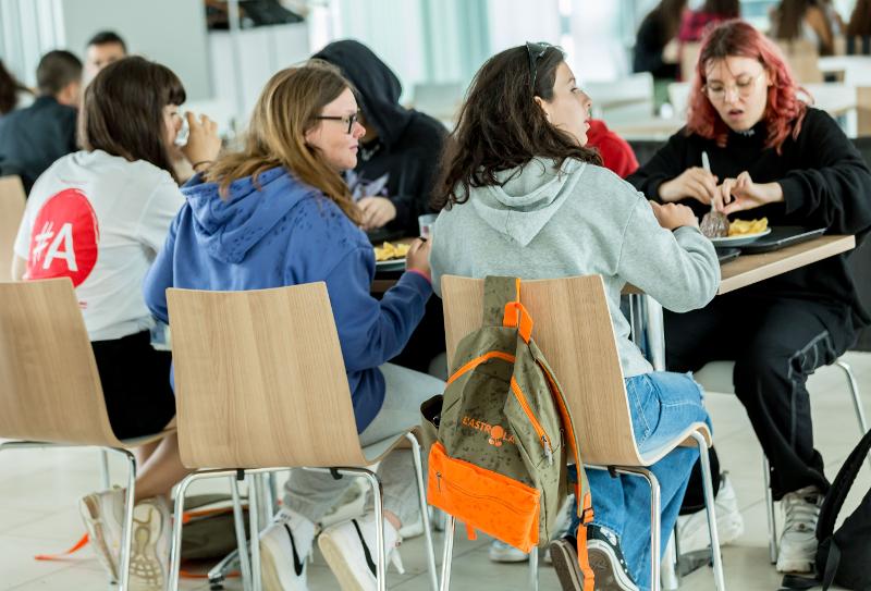 Al soggiorno linguistico i ragazzi stanno pranzando alla mensa della scuola
