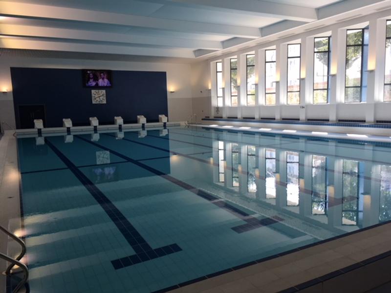 Al soggiorno linguistico c'è una piscina interna molto ampia 
