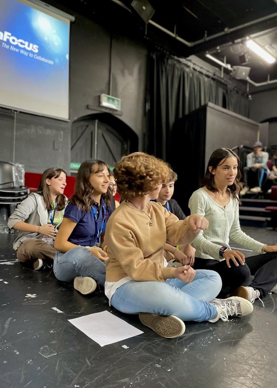 Al soggiorno linguistico i ragazzi stanno facendo un'attività tutti insieme