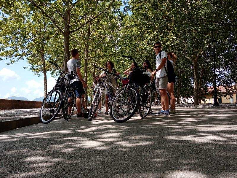 Un gruppo di ragazzi fa un giro in bici ai viaggi organizzati Friuli Venezia Giulia