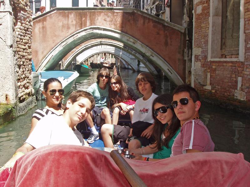 Ai soggiorni linguistici in Italia un gruppo di ragazzi fa un giro in gondola