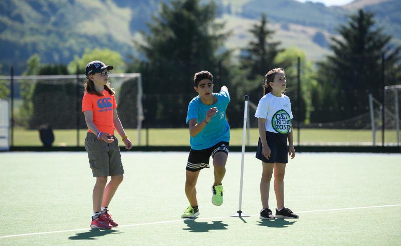 Tre bambini in un campo fanno esercizi per un allenamento di running al soggiorno in lingua inglese nel cuore della Scozia
