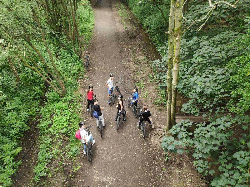 Ragazzi vanno in bici nei boschi al al soggiorno in lingua inglese nel cuore della Scozia