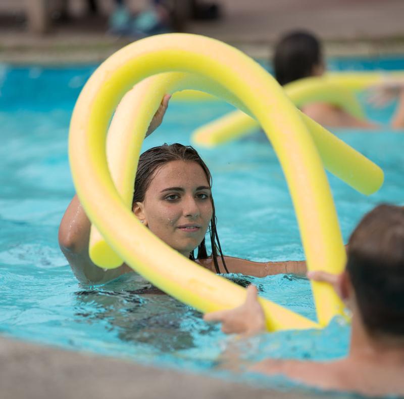 Ci sono dei ragazzi che giocano in piscina al soggiorno in lingua inglese nel cuore della Scozia