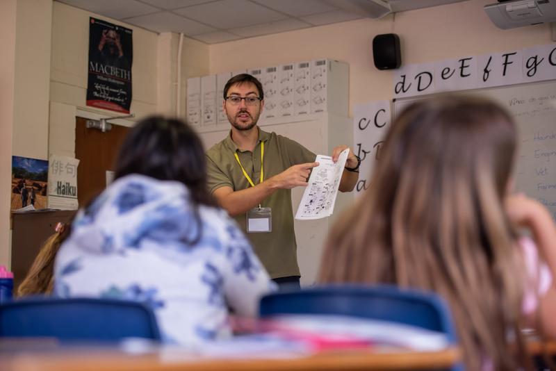 Maestro insegna in classe al soggiorno in lingua inglese nel cuore della Scozia
