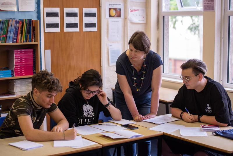Ragazzi studiano con un'insegnante al soggiorno in lingua inglese nel cuore della Scozia