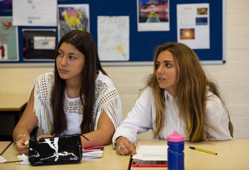 Due ragazze sono a lezione al soggiorno in lingua inglese nel cuore della Scozia