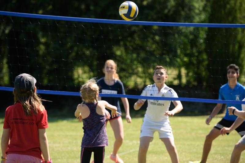 Ragazzi giocano a pallavolo all'aperto al soggiorno in lingua inglese nel cuore della Scozia