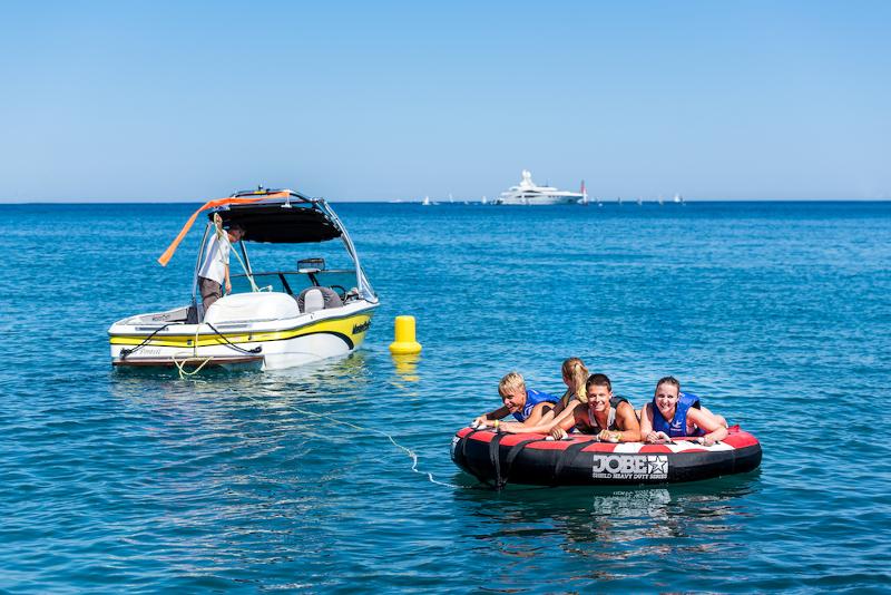 Al soggiorno linguistico francese ci sono dei ragazzi in mare che stanno facendo delle attività acquatiche 