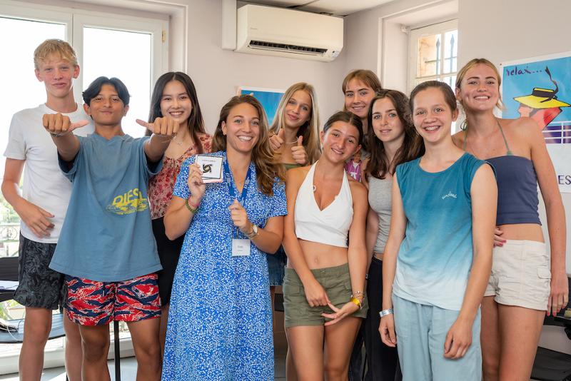 Al soggiorno linguistico francese ci sono i partecipanti che stanno facendo una foto con l'insegnante 