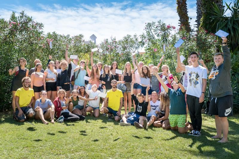 Al soggiorno linguistico francese ci sono i ragazzi che stanno lanciando in aria il loro diploma in aria dopo aver finito il loro percorso 