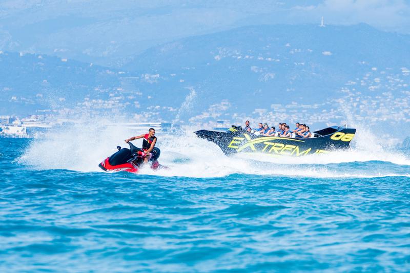 Al soggiorno linguistico francese ci sono i ragazzi che stanno facendo attività in mare con la moto d'acqua