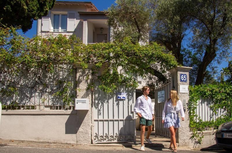 Al soggiorno linguistico francese ci sono due ragazzi che stanno uscendo da una casa 