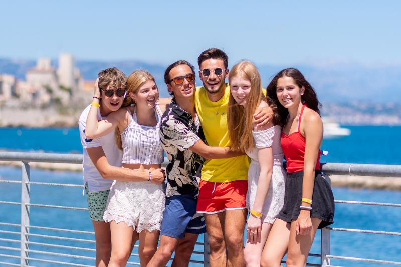 Al soggiorno linguistico francese i ragazzi si stanni facendo una foto di gruppo davanti al lungo mare