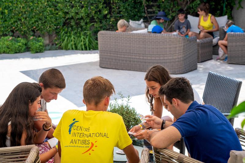 Al soggiorno linguistico francese i ragazzi stanno parlando tra di loro nell'area comune