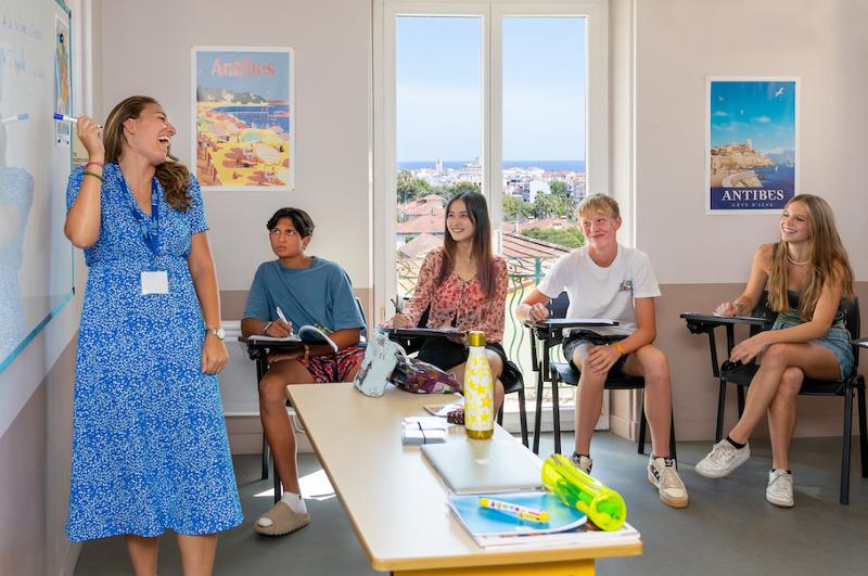 Al soggiorno linguistico francese la maestra sta spiegando e i ragazzi stanno prestando attenzione a quello che sta spiegando