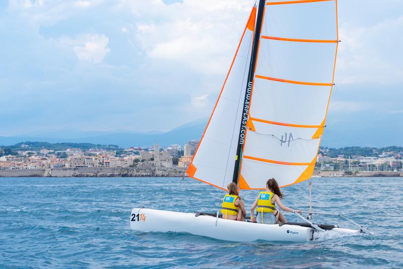 Al soggiorno linguistico francese ci sono due ragazze che stanno facendo vela