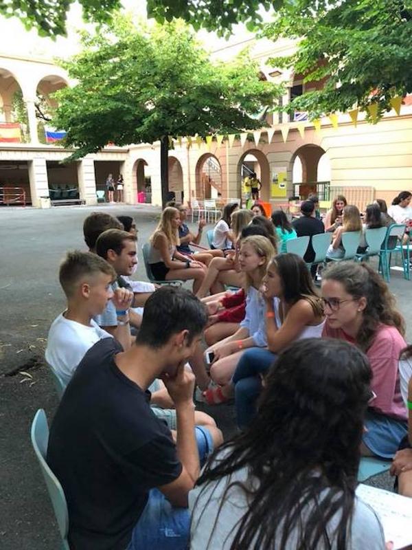 Al soggiorno linguistico francese i ragazzi stanno facendo un attività interattiva tutti insieme nel giardino della scuola