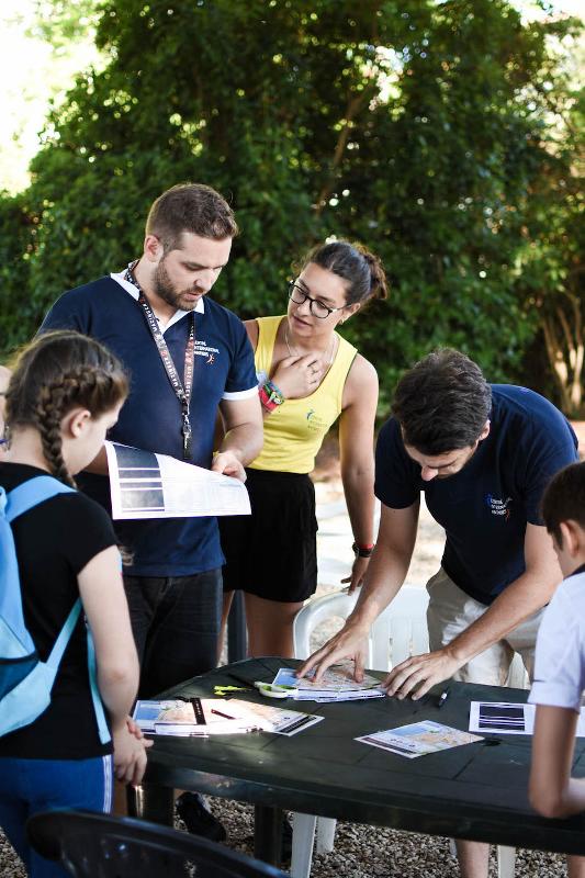 Al soggiorno linguistico francese ci sono gli istruttori che stanno organizzando le attività