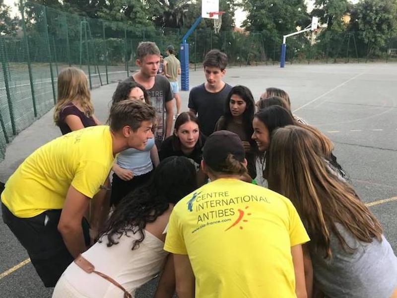 Al soggiorno linguistico francese i ragazzi stanno facendo un gioco nel campo da basket 