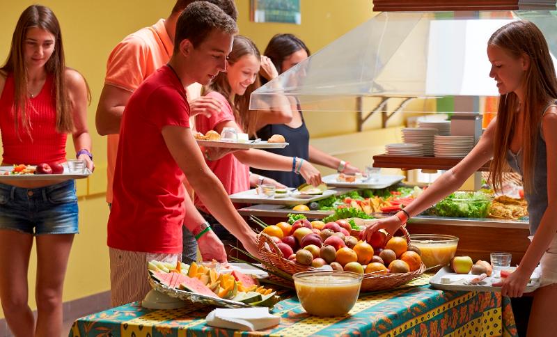 Al soggiorno linguistico francese i ragazzi si stanno servendo al buffet della mensa della scuola
