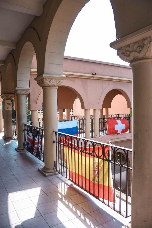 Al soggiorno linguistico francese ci sono delle bandiere di diverse nazionalità appese alle ringhiere