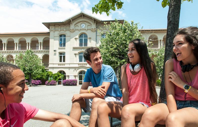 Al soggiorno linguistico francese quattro ragazzi stanno parlando tra di loro e ascoltando musica 