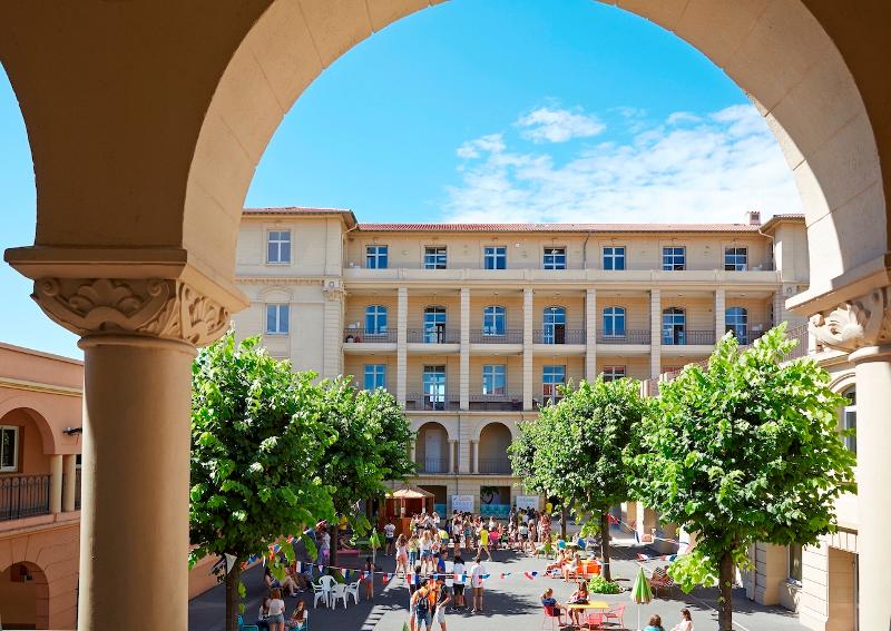 Al soggiorno linguistico francese c'è una vista dall'alto della scuola con un cortile molto ampio