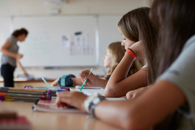 Al soggiorno linguistico francese i ragazzi stanno facendo lezione in classe