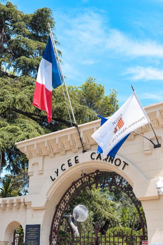 Al soggiorno linguistico francese c'è un entrata della scuola con le bandiere 