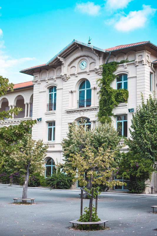 Al soggiorno linguistico francese c'è un'edificio con alberi verdi all'esterno 
