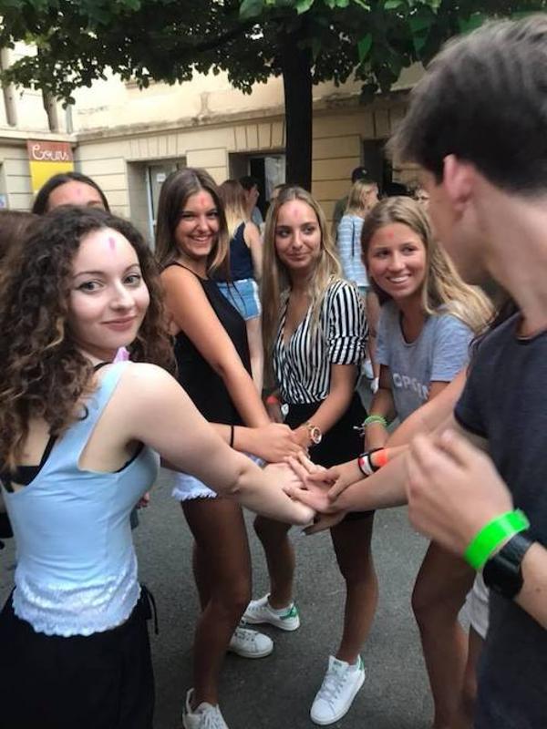 Al soggiorno linguistico francese i ragazzi stanno facendo un'attività insieme 