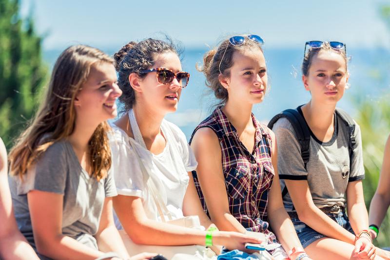 Al soggiorno linguistico francese le  ragazze stanno facendo un escursione insieme 