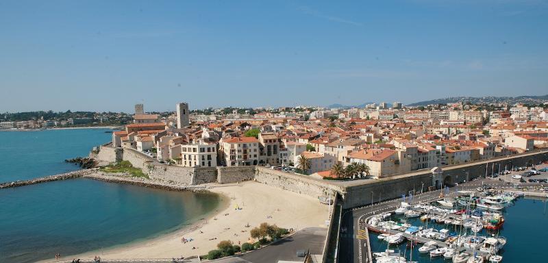 Al soggiorno linguistico francese c'è un panorama molto bello sul porto 