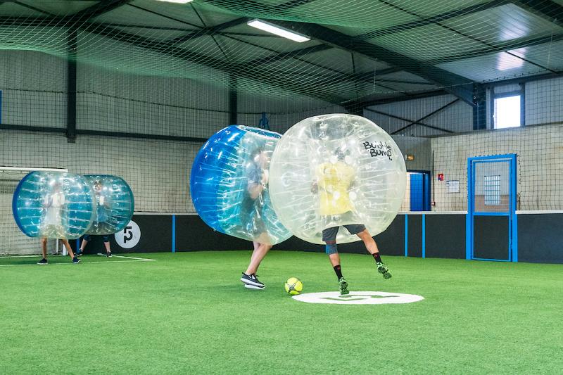 Al soggiorno linguistico francese i ragazzi stanno giocando a bubble football