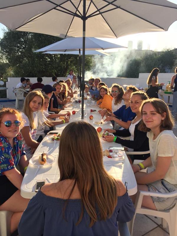 Al soggiorno linguistico francese tutti i ragazzi stanno facendo una cena insieme 