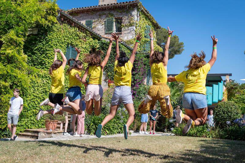 Al soggiorno linguistico francese elle ragazze stanno facendo un salto 