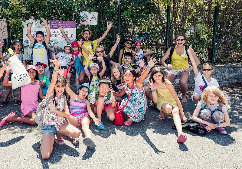 Al soggiorno linguistico francese i bambini stanno facendo una foto divertente tutti insieme 