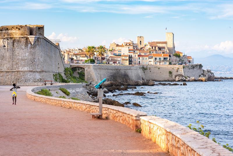 Al soggiorno linguistico francese c'è una passeggiata lungo il mare