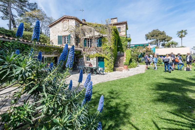 Al soggiorno linguistico francese c'è un bellissimo giardino esterno 