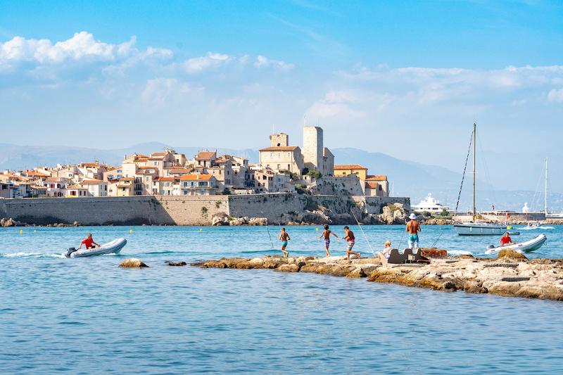 Al soggiorno linguistico francese goditi un bellissimo panorama sul mare con barche e pescatori 