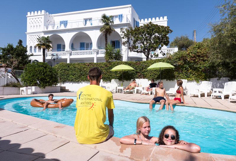 Al soggiorno linguistico francese c'è una piscina nella residenza dove alloggi 